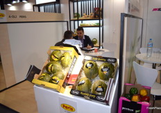 Alberto Montaña, gerente de la empresa valenciana Vicente Peris, atendiendo una visita.